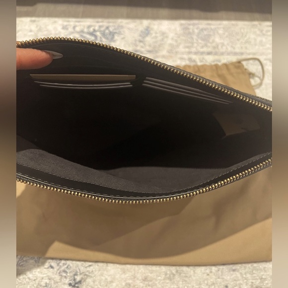 Burberry
New Large Embossed Leather Zip Pouch
Item: 40639731
BLACK
Dust bag - Picture 2 of 2
